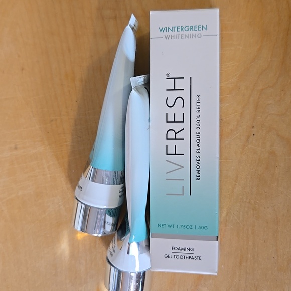 LivFresh Wintergreen Whitening Gel Toothpaste - Picture 3 of 4